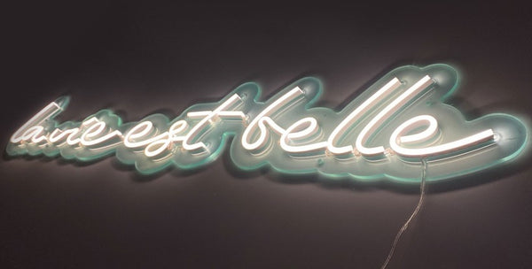 Néon LED personnalisé Néon citation "La vie est belle" – Blanc minimaliste - Décoration - Création LumiNéon